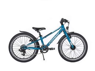 Blaues Kinderfahrrad mit schwarzem Sattel, Lenker und Reifen, mit Schutzblechen, Gangschaltung und Ständer, in Seitenansicht vor weißem Hintergrund.