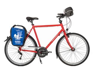 Rotes Herren-Tourenrad mit 27-Gang-Kettenschaltung, blauer Radweg Reisen Packtasche, schwarzer Lenkertasche, Schutzblechen und Ständer vor weißem Hintergrund.