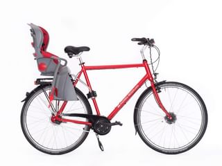 Rotes Stadtfahrrad mit hinten montiertem grau-rotem Kindersitz, schwarzem Sattel, Gepäckträger und Ständer auf weißem Hintergrund.
