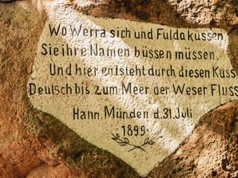 Historische Steinplatte von 1899, die den Zusammenfluss markiert, wo Werra und Fulda sich zur Weser vereinen in Hann. Münden.