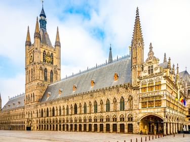 Gotische Tuchhalle in Ypern mit hohem Glockenturm und verzierter Fassade. Das mittelalterliche Gebäude beherbergt das Flanders Fields Museum.