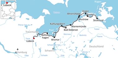 Karte mit Radweg von Lübeck über Wismar, Kühlungsborn und Warnemünde nach Stralsund entlang der Ostseeküste in Norddeutschland.