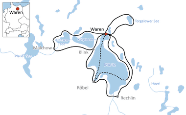 Karte mit Radweg um die Müritz in Deutschland. Route mit schwarzer Linie verbindet Waren, Klink und Röbel. Nahe Seen sind Kölpinsee.