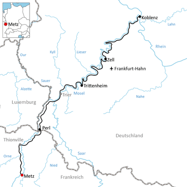 Karte zeigt Radweg entlang der Mosel von Metz nach Koblenz über Perl, Trier, Trittenheim und Zell. Flüsse und Grenzen sind markiert.