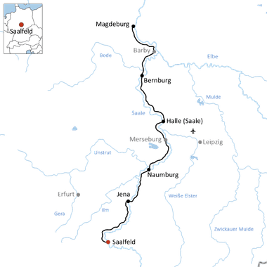 Karte mit Radweg von Saalfeld nach Magdeburg über Jena, Naumburg, Halle und Bernburg entlang der Saale in Deutschland.