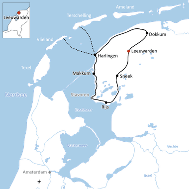 Karte der Radroute Friesland mit schwarzer Linie durch Leeuwarden, Dokkum, Sneek, Rijs, Makkum und Harlingen mit sichtbaren Watteninseln.