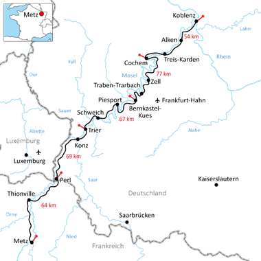 Karte des Mosel-Radwegs mit schwarzer Route entlang der Mosel von Metz bis Koblenz über Trier, Bernkastel-Kues, Traben-Trarbach, Cochem und Alken.